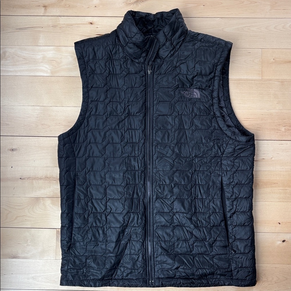 The North Face men’s size medium vest. Like new